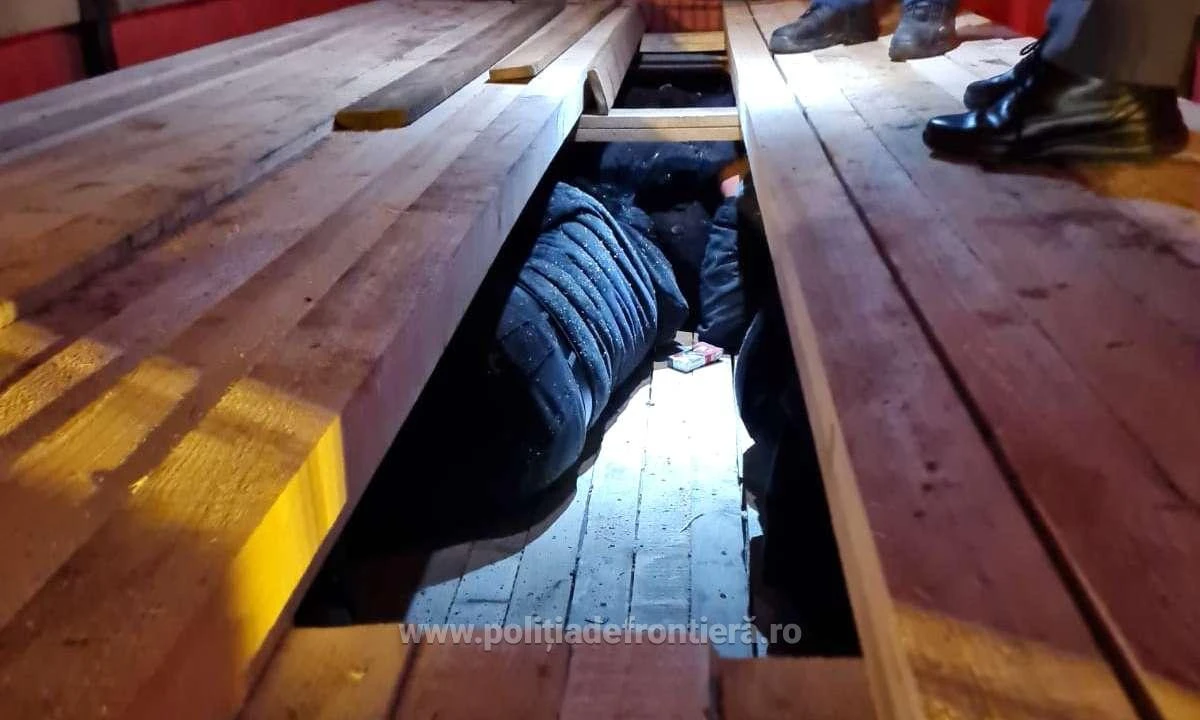 Paisprezece migranti, ascunşi în două autoutilitare, au încercat să treacă ilegal prin vama Nădlac II