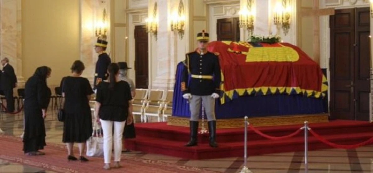 Palatul Regal rămâne cu porțile deschise! Mii de români așteaptă pentru a aduce un omagiu Regelui Mihai
