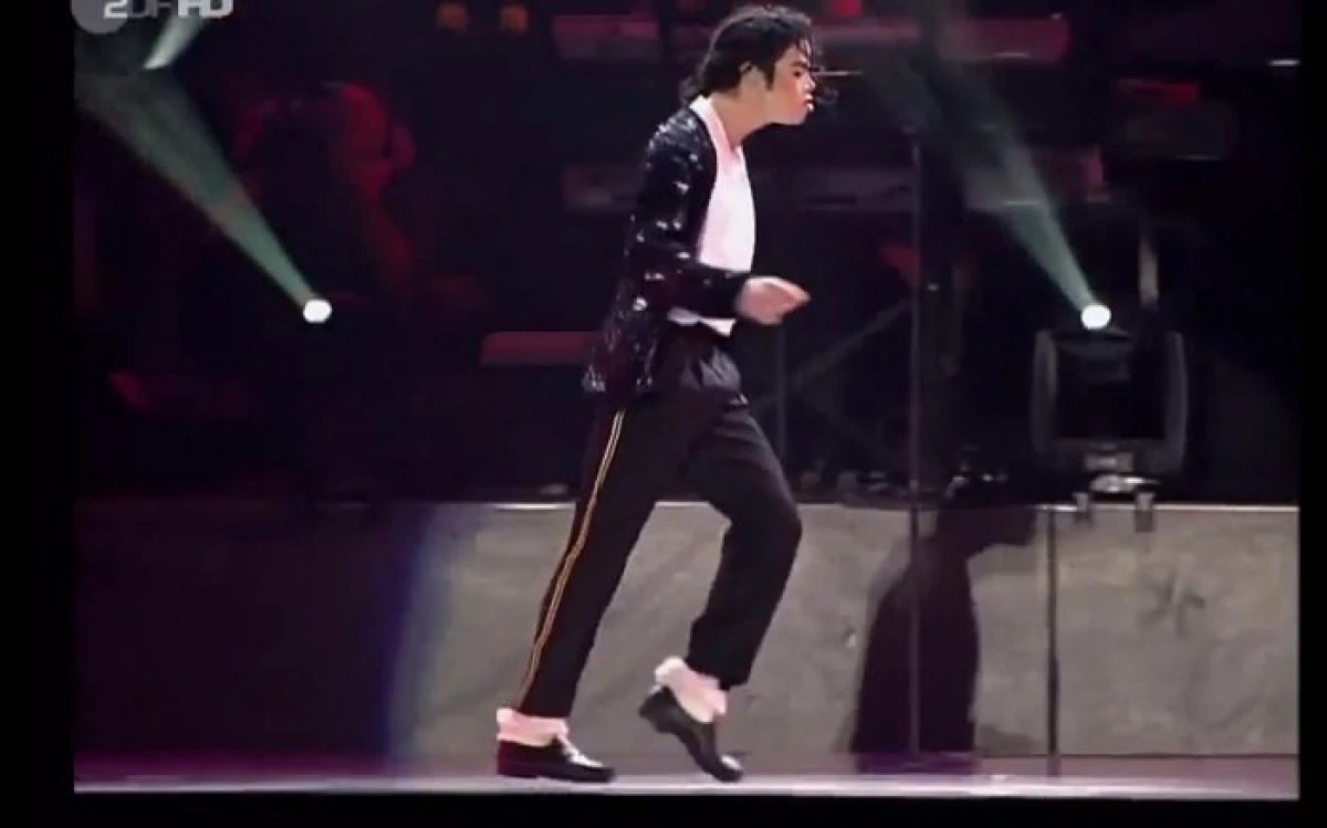 Pantofii lui Michael Jackson, scoși la licitație