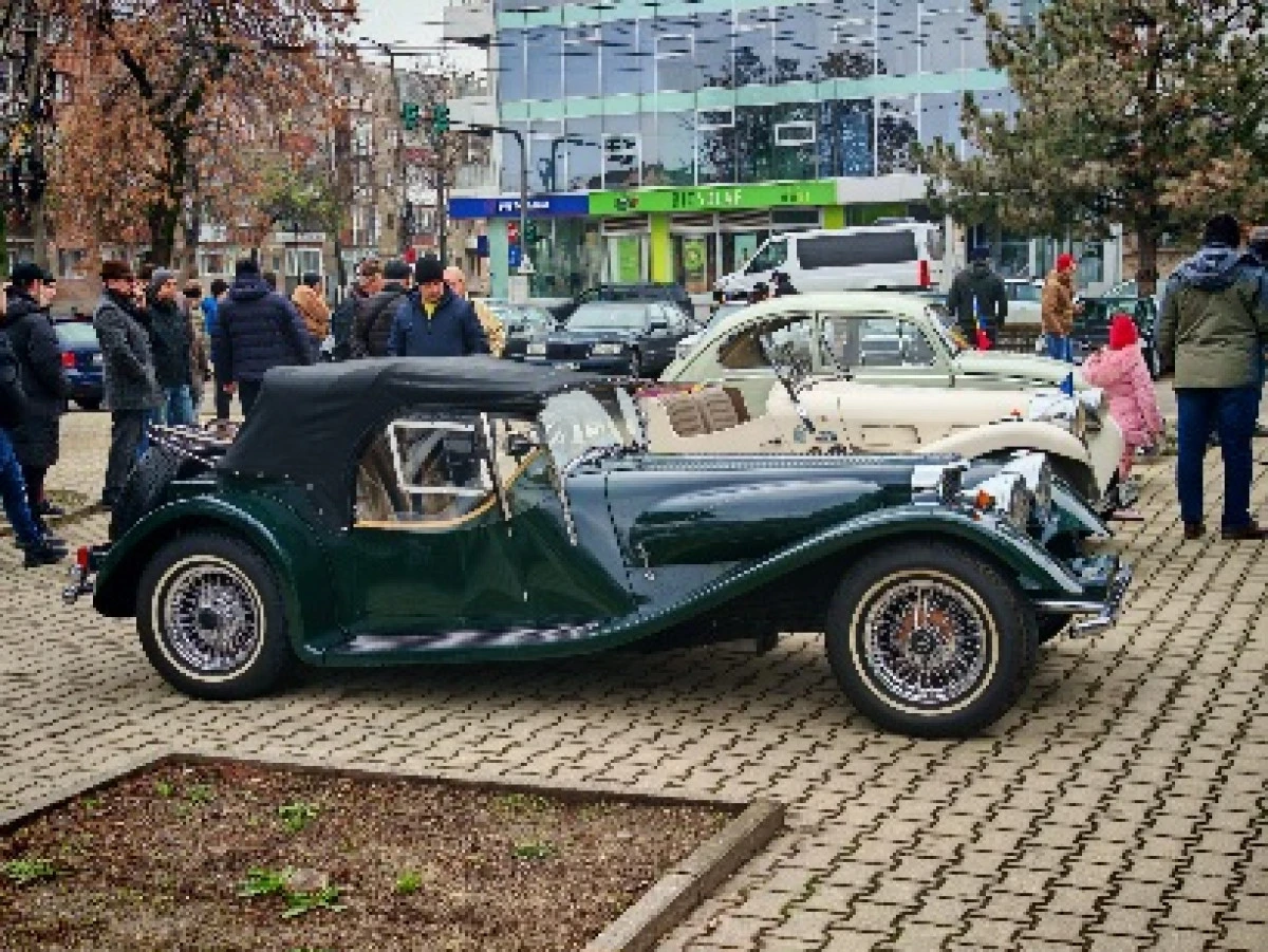 Parada automobilelor de epocă la Arad, de Ziua Națională