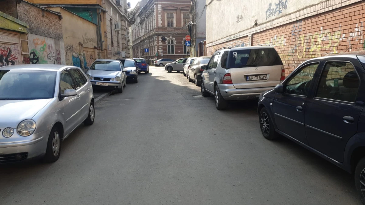 Parcarea interzisă pe strada Aviator Georgescu - un semn de circulație ignorat de 30 de ani