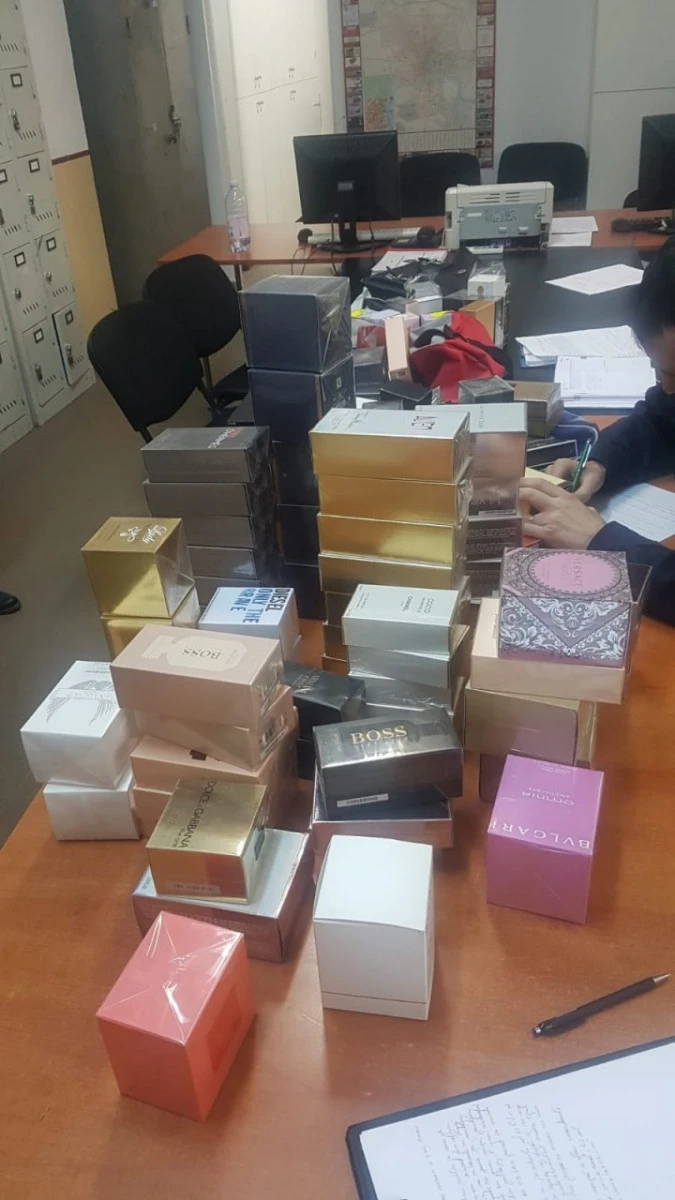 Parfumuri contrafăcute, retrase de pe piață de jandarmii arădeni