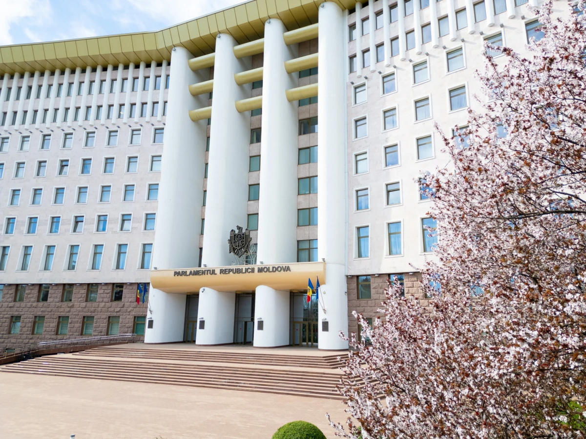 Parlamentul Republicii Moldova a restricționat utilizarea limbii ruse