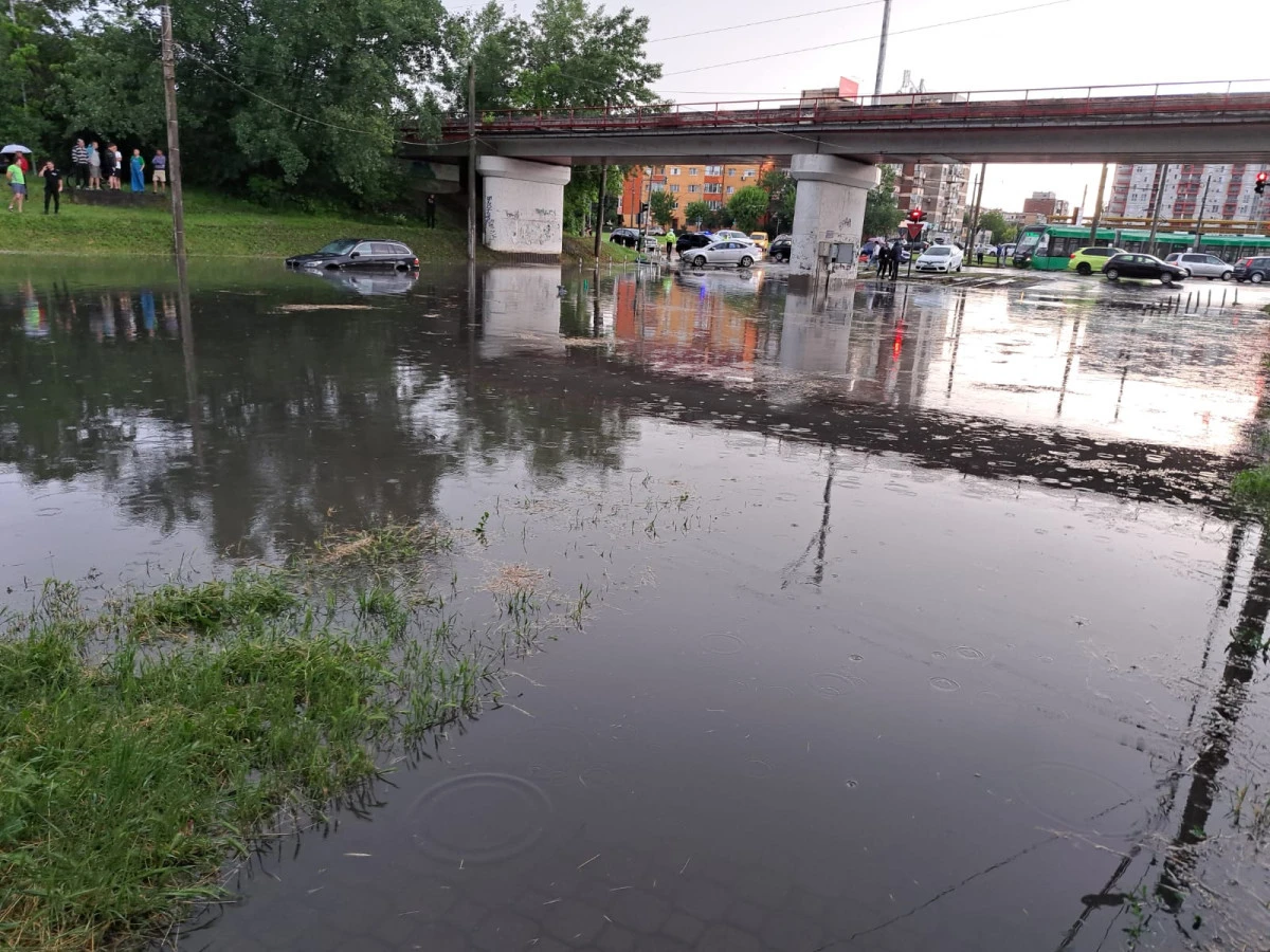 Pasajul de pe Voinicilor a fost inundat din nou, în urma furtunii de miercuri