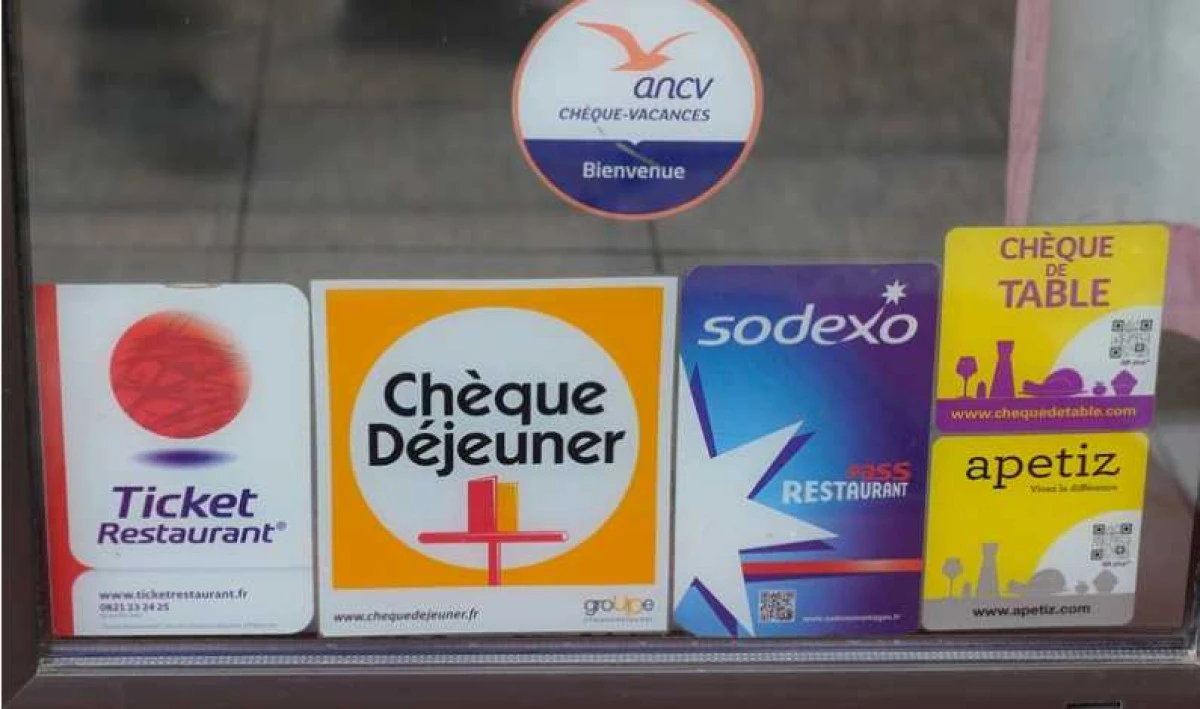 Patronii din HoReCa cer Guvernului să păstreze sistemul de tichete de masă pe carduri restricționate