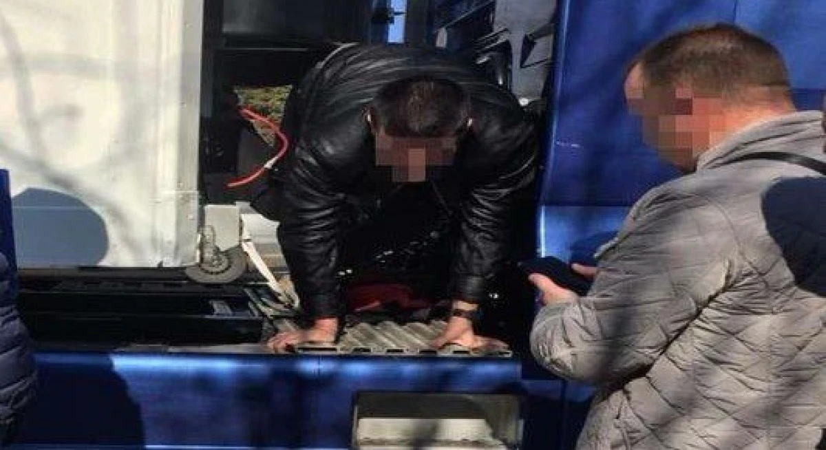 Patru afgani au fost descoperiți într-o semiremorcă în Arad, după ce au trecut fraudulos frontiera