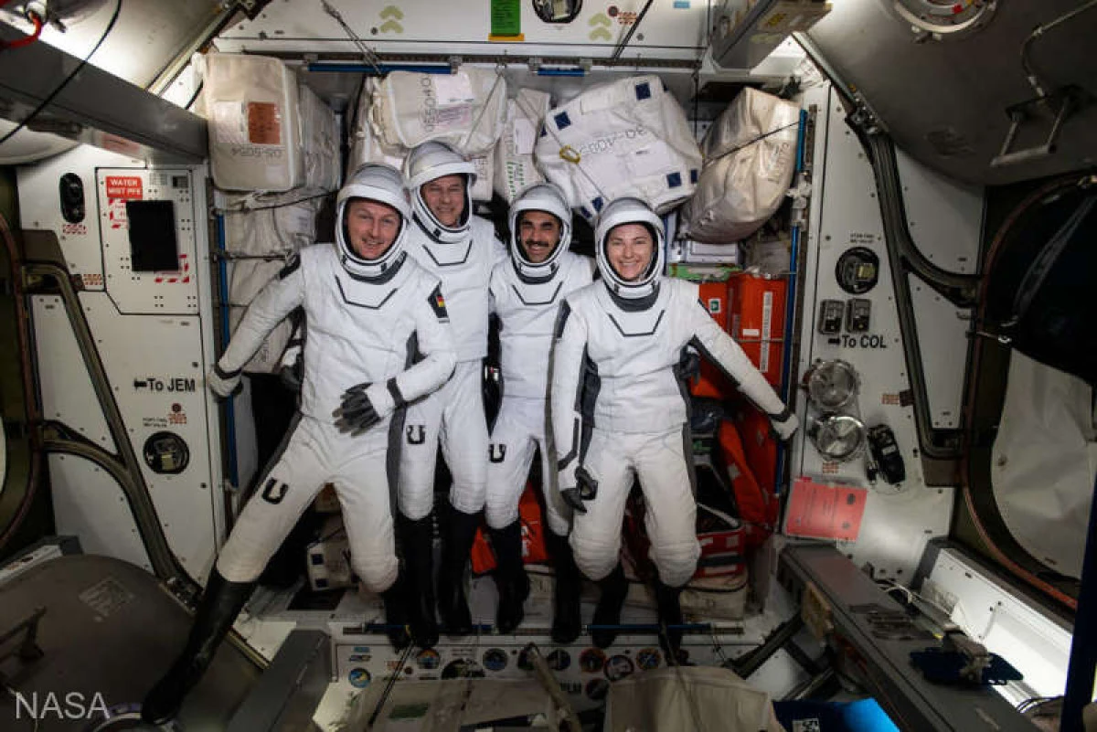 Patru astronauţi de pe ISS au început coborârea spre Pământ