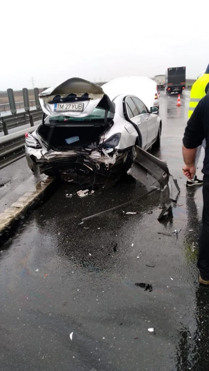 Patru autoturisme au fost implicate într-un accident pe autostrada Arad - Timișoara. Se circulă pe banda de urgență