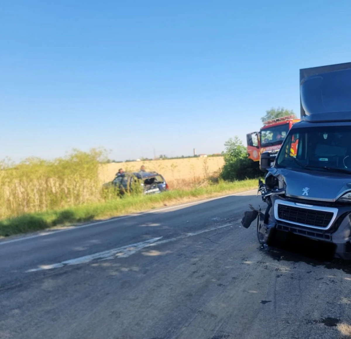Patru autovehicule, implicate într-un accident, în apropiere de Vinga: două persoane rănite, una încarcerată