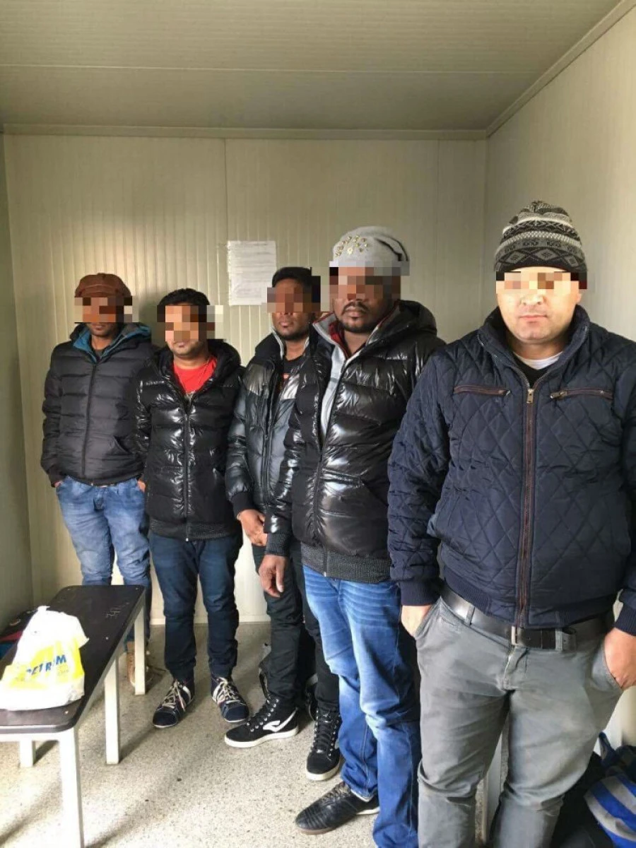 Patru cetăţeni din Sri Lanka ascunşi într-un microbuz, descoperiţi la Nădlac