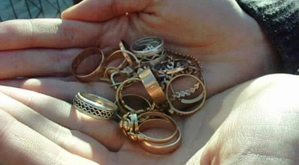 Patru femei și doi bărbați din Dolj, prinși după ce au furat bijuterii din Arad