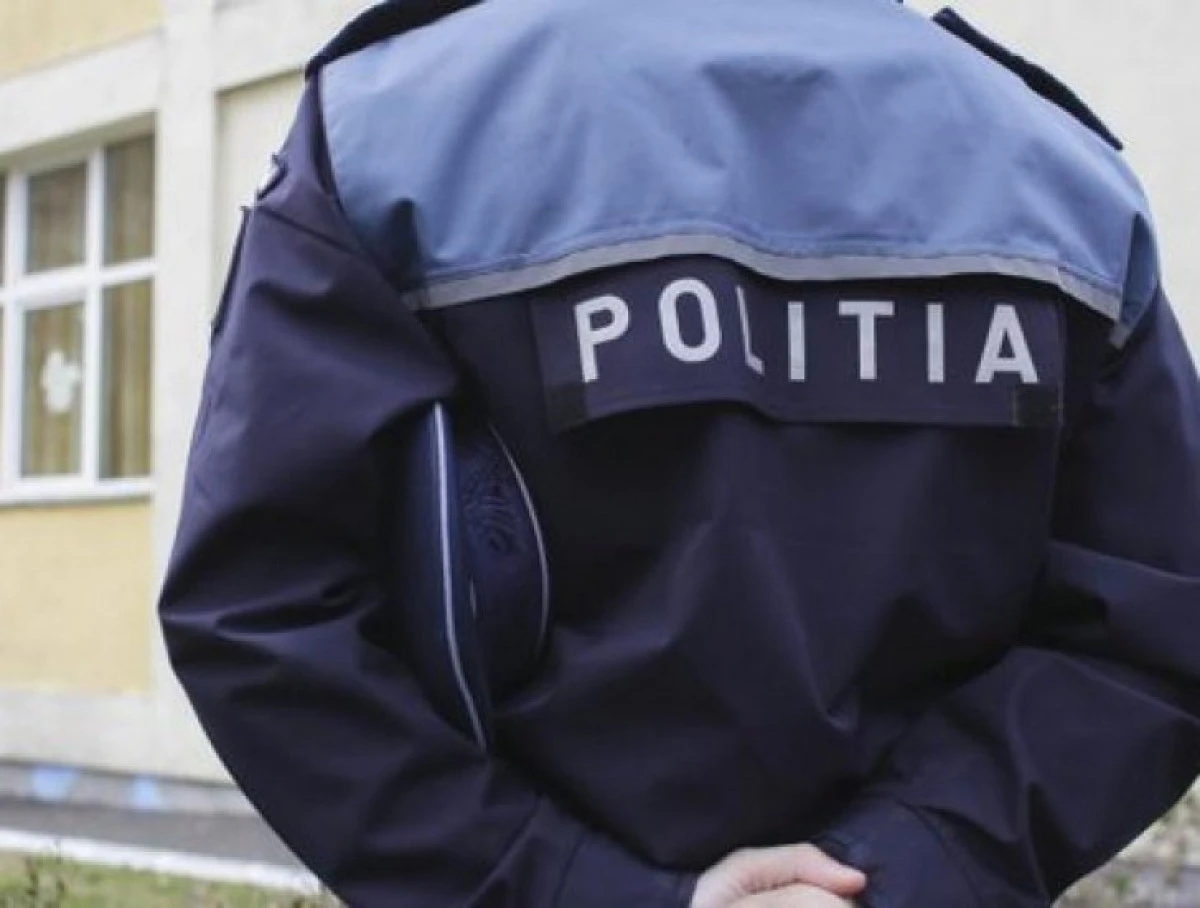 Patru hoți au fost prinși în flagrant, în timp ce furau fier din curtea unui imobil