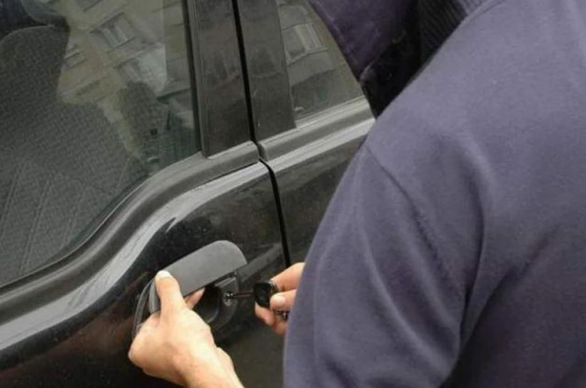 PATRU HOTI AU FURAT BANI SI BIJUTERII DINTR-O MASINA. AUTORII AU FOST PRINSI LA NADLAC