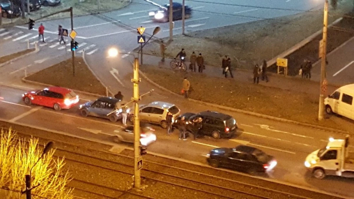 Patru maşini, implicate într-un accident produs în Vlaicu