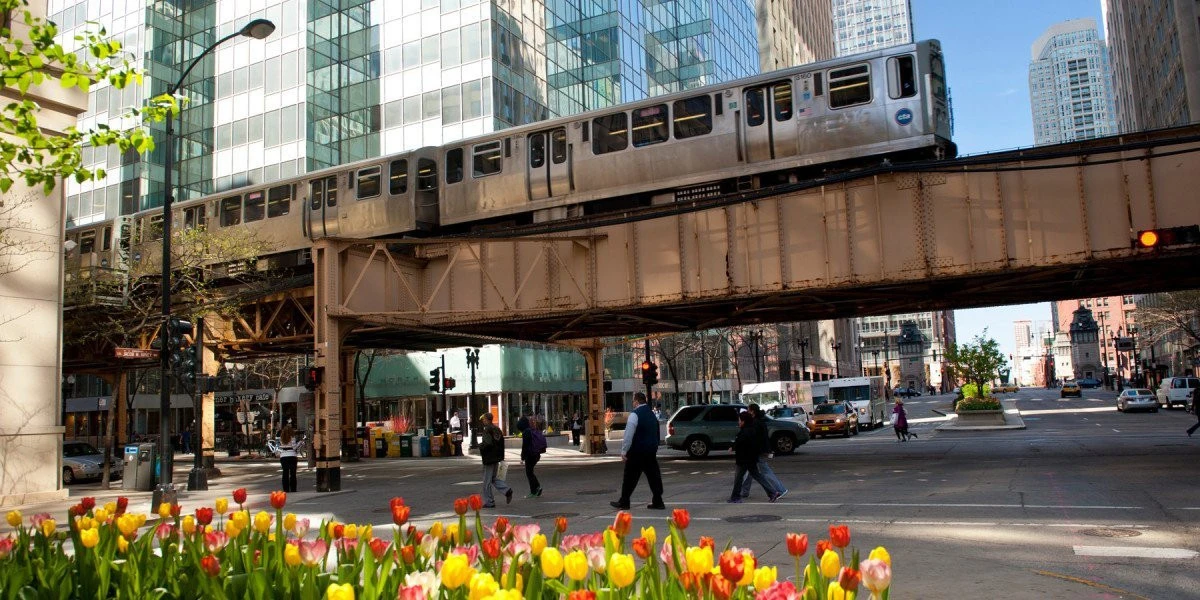 Patru oameni au fost uciși într-un atac cu armă de foc într-un tren din Chicago