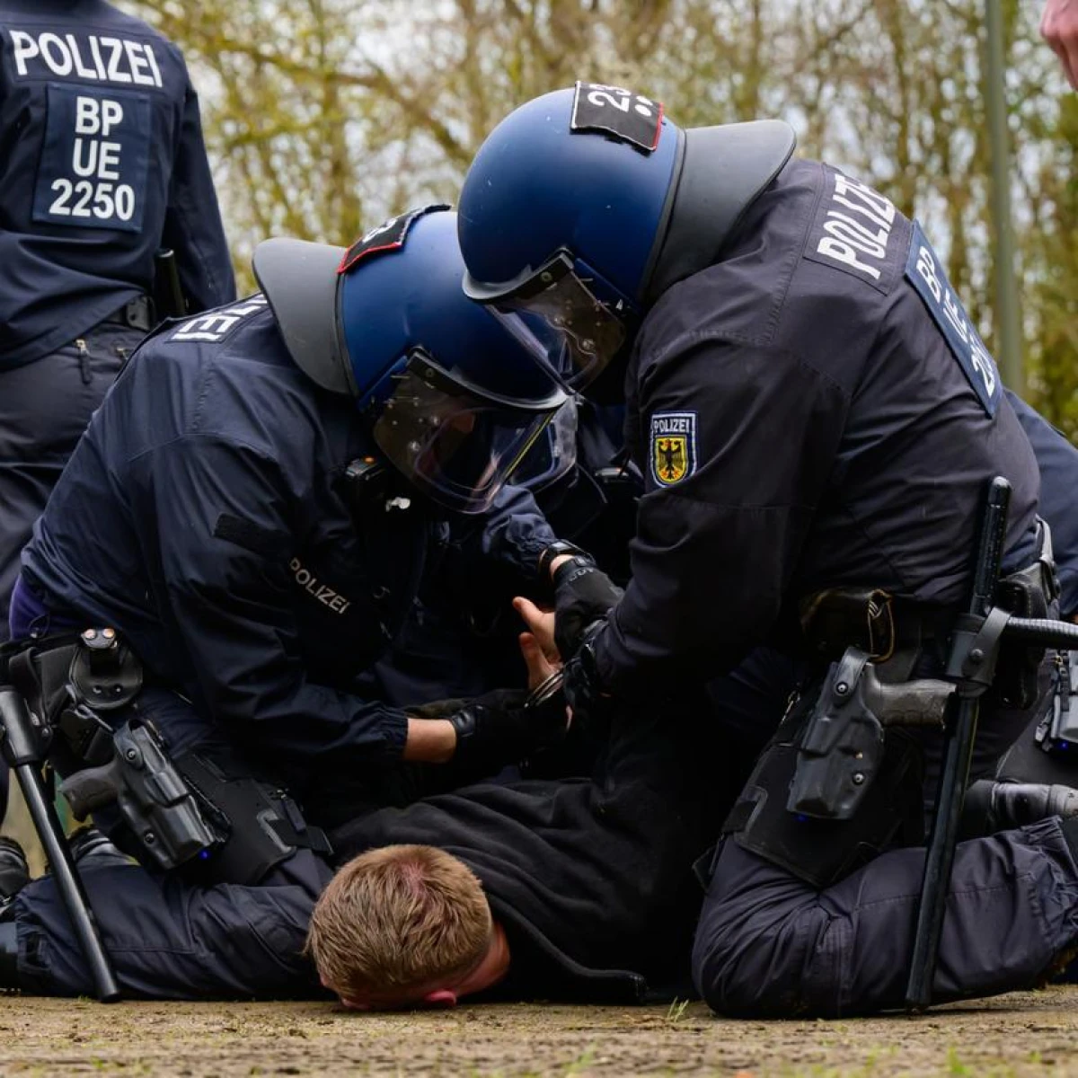 Patru români, acuzați că au torturat și jefuit milionari din Germania. Prejudiciu de peste 2,5 milioane de euro