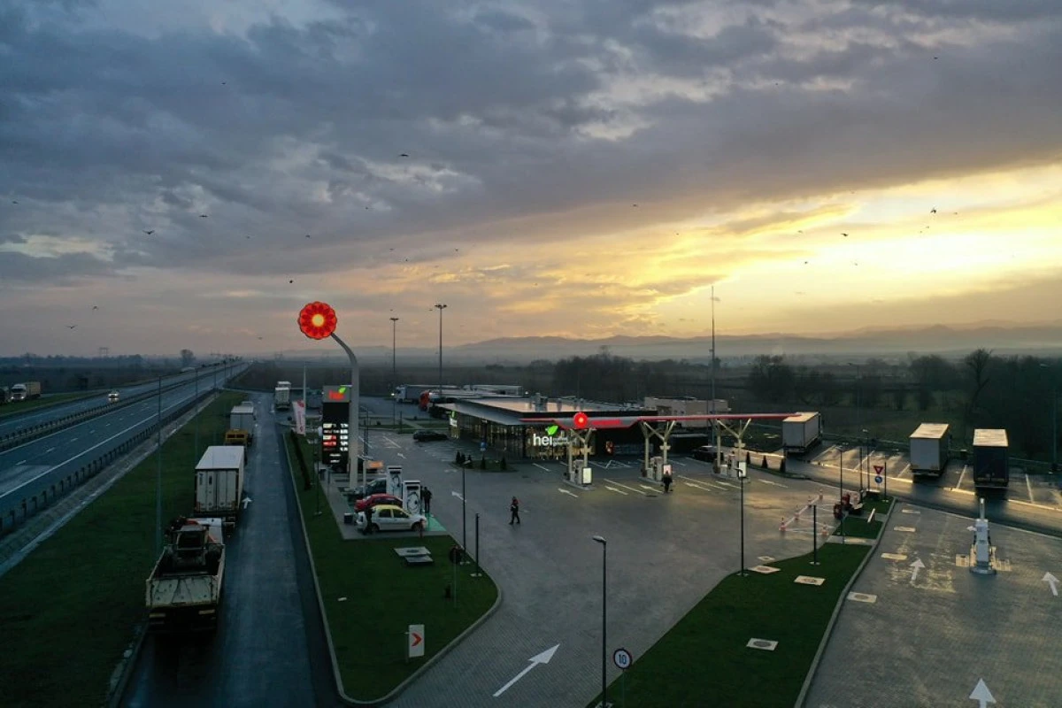 Patru spaţii de servicii au fost date în folosinţă pe autostrada Nădlac - Arad