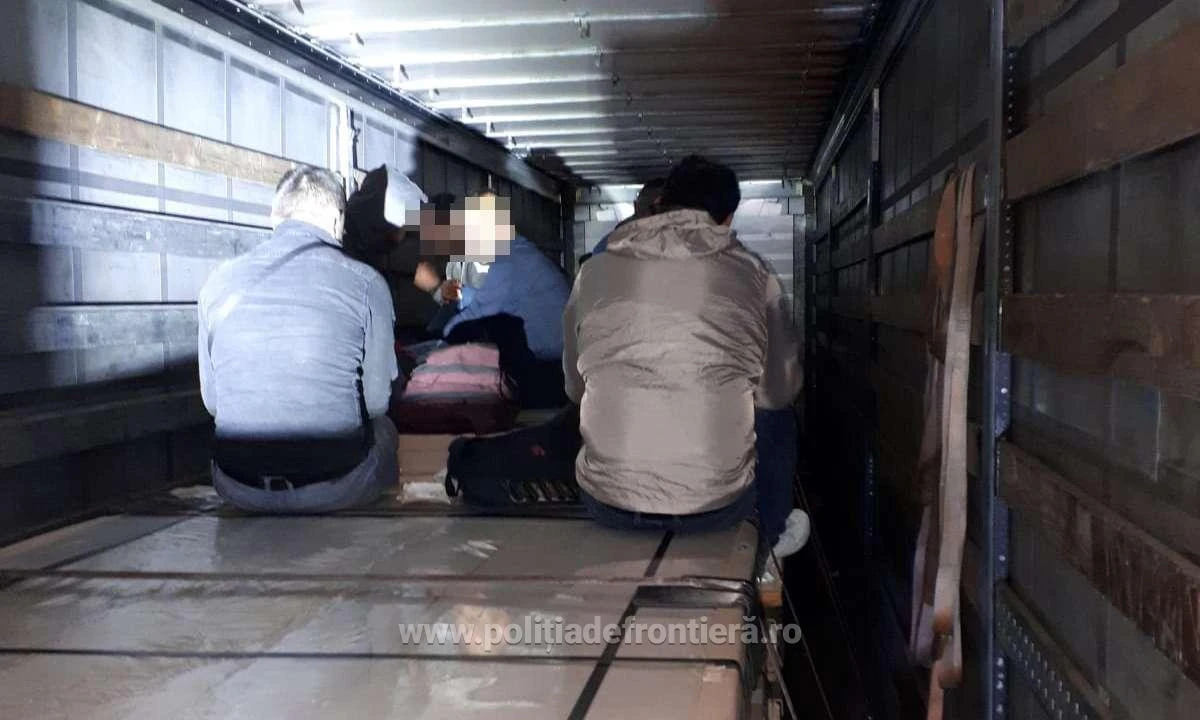Patruzeci şi unu de cetăţeni străini depistaţi  ascunşi în TIR-uri, la P.T.F. Nădlac II