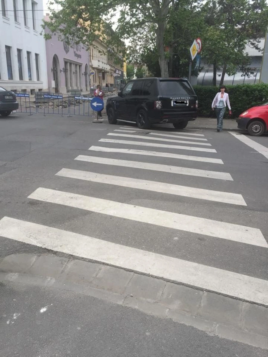 PE PRINCIPIUL „CE FACE OMUL, FACE SI MAIMUTA“, MASINA DEPUTATULUI PISTRU SE „ODIHNESTE“ PE TRECEREA DE PIETONI