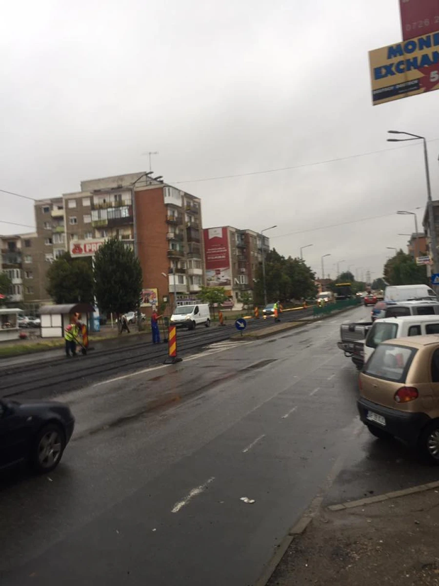 Pe Voinicilor se toarnă asfalt, deşi strada e plină de bălţi!