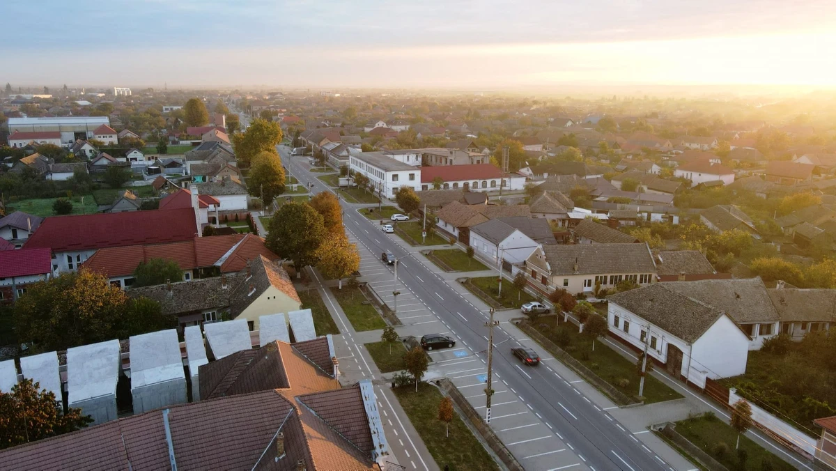 Pecica investește peste 2,3 milioane de lei în băncuțe inteligente cu Wi-Fi gratuit și încărcătoare pentru telefoane