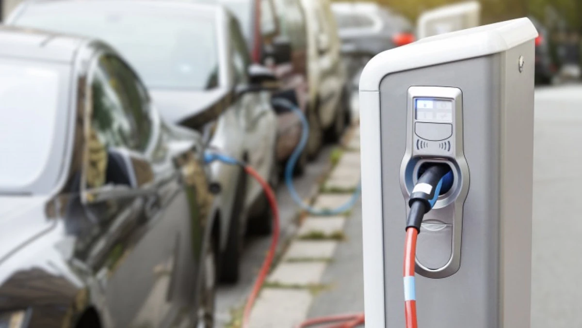Pecica: Primăria a mai câștigat o finanțare din fonduri europene nerambursabile! Posesorii de automobile electrice sau hibride le vor putea încărca gratuit! 33 de stații de încărcare vor fi amplasate în oraș și în satul aparținător Sederhat.