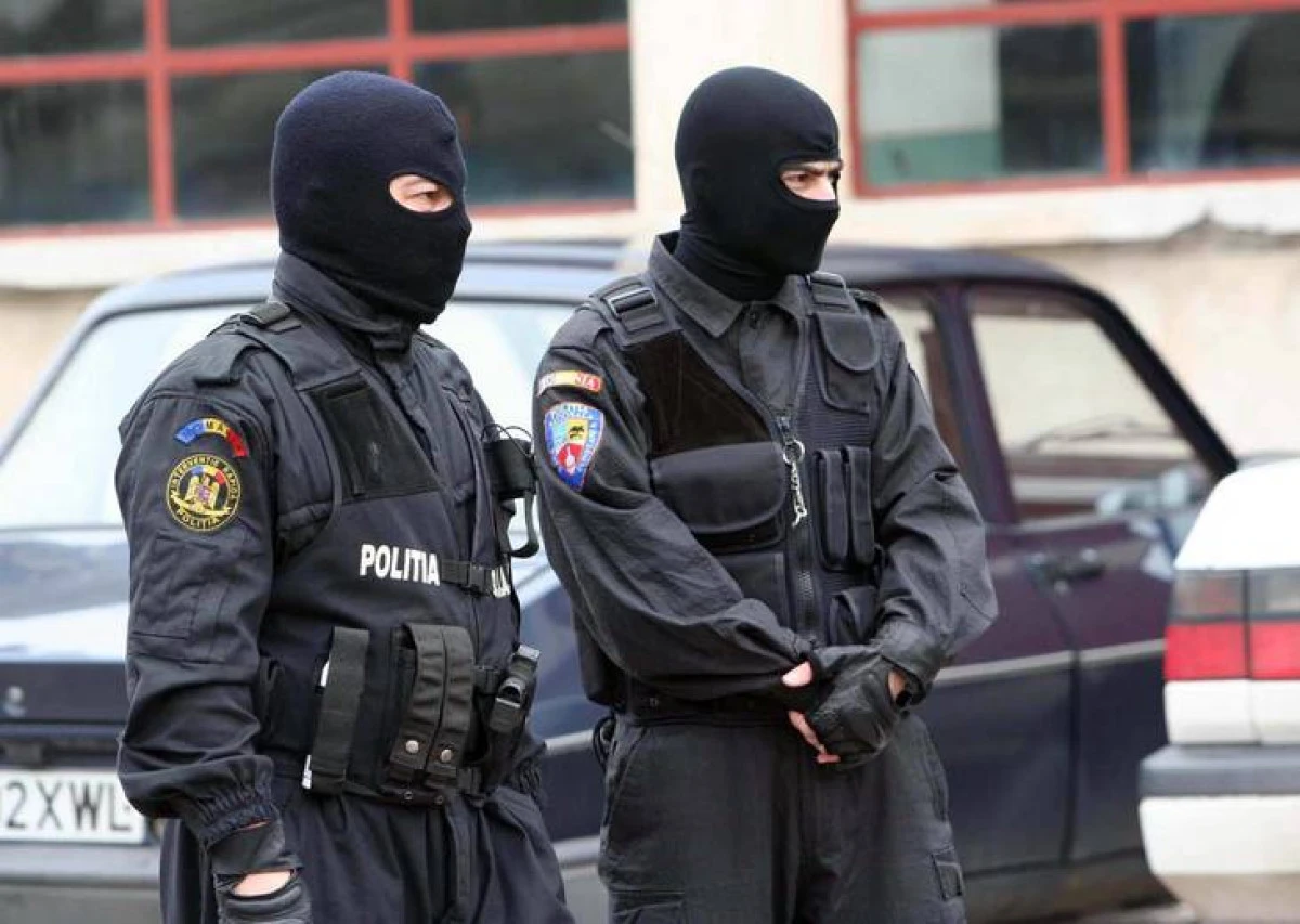 Percheziții DIICOT în județul Arad, la un grup infracțional care a umplut vestul țării de deșeuri din UE