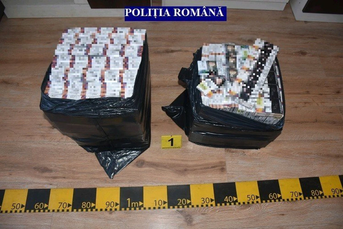 Percheziții domiciliare la contrabandiști. Sute de mii de țigări, confiscate de polițiști