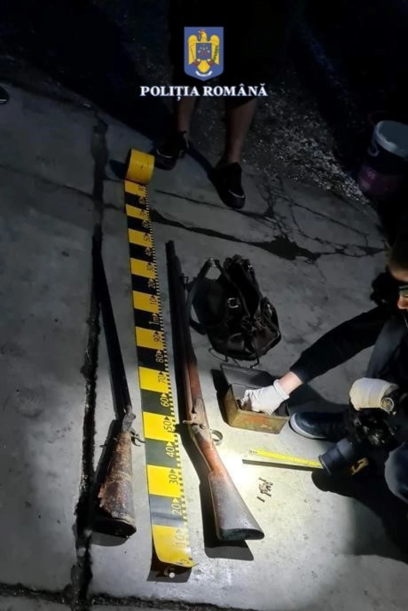 Percheziții în Căpâlnaș. Polițiștii au găsit două arme și 300 de cartușe, deținute ilegal