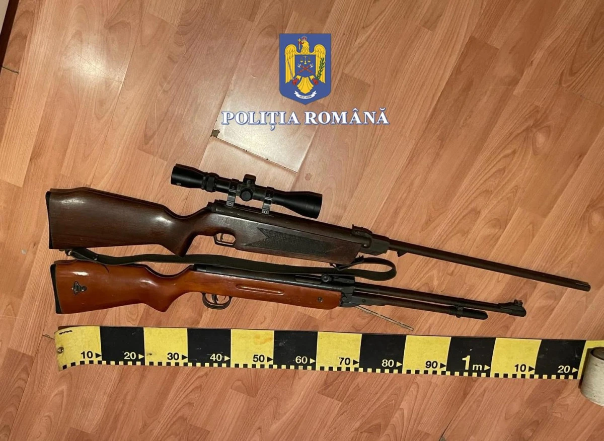 Percheziții în Ineu. Polițiștii au găsit două arme, la domiciliul unui bărbat