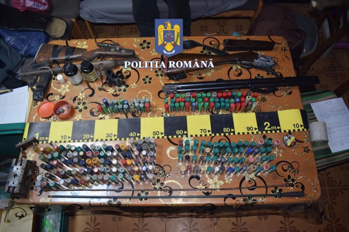 Percheziții în Joia Mare. Polițiștii au confiscat arme de vânătoare și sute de cartușe