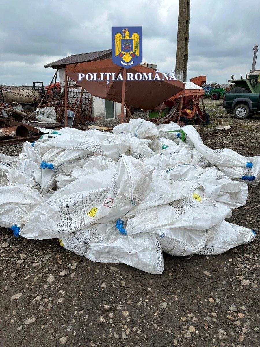Percheziții în Munar. Polițiștii au găsit într-o gospodărie 3,5 tone de azotat de amoniu și sute de litri de deșeuri periculoase