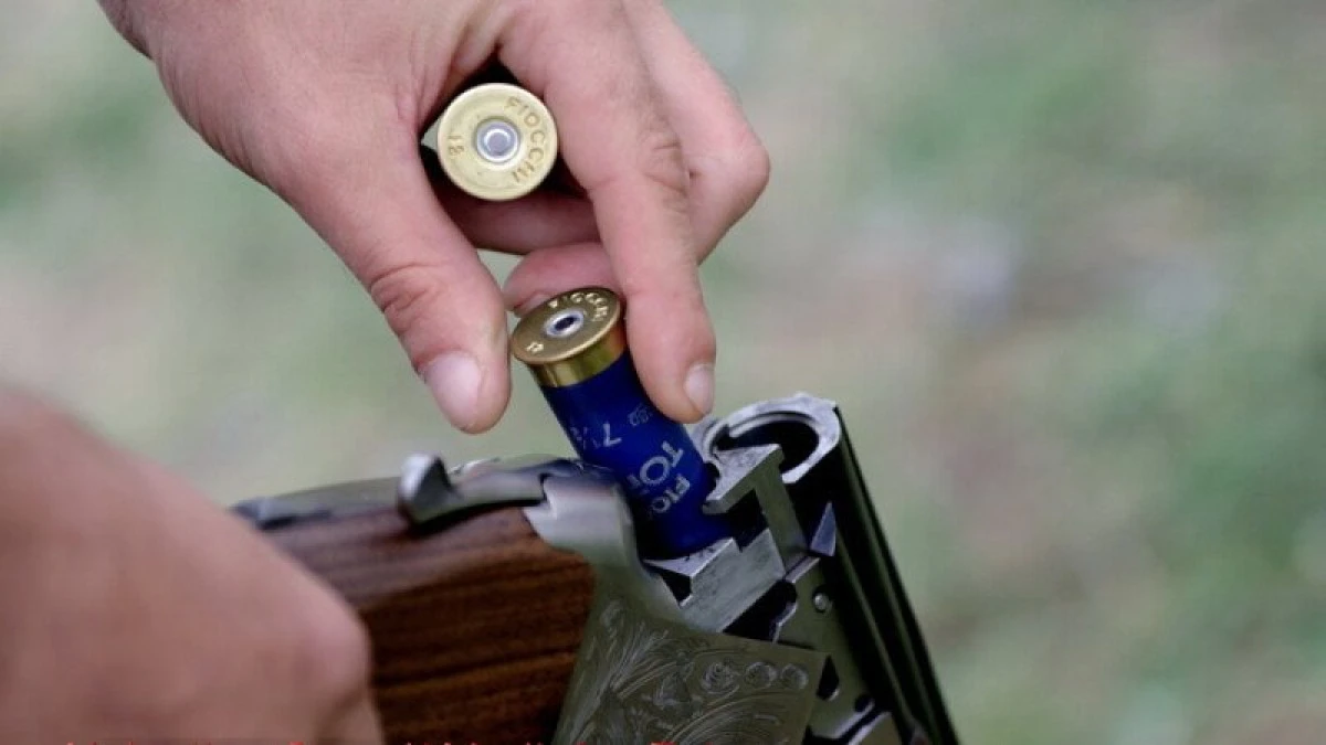 Percheziții la doi braconieri din Hălmăgel. Polițiștii au găsit o matriță pentru confecționarea cartușelor, capcane, diferite trofee