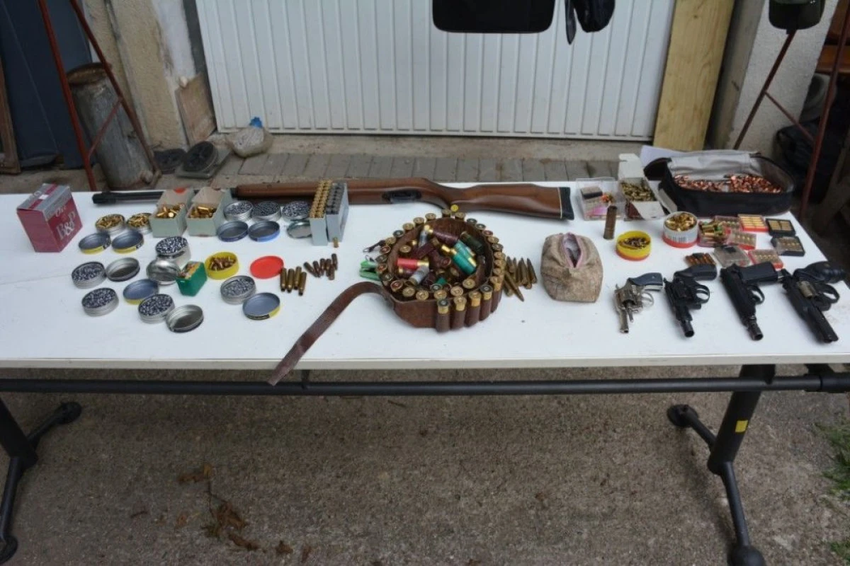 PERCHEZITII LA UN BARBAT CARE DETINEA ILEGAL ARME. ARSENALUL DESCOPERIT ESTE IMPRESIONANT