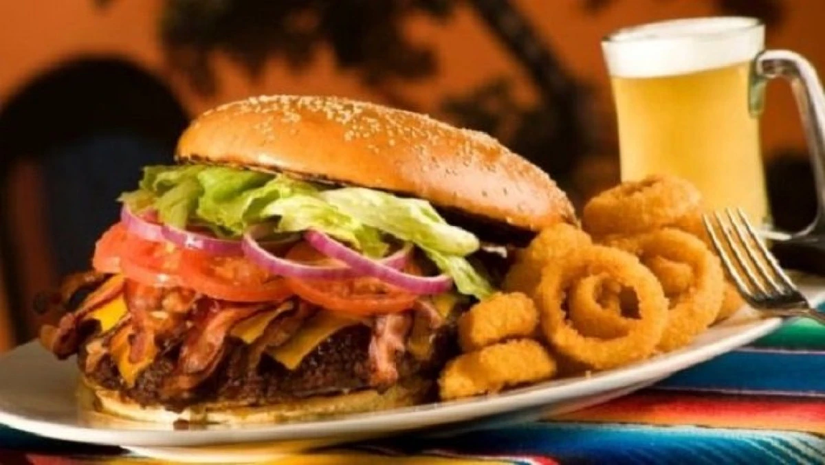 Pericolul ascuns în mâncarea de tip fast-food