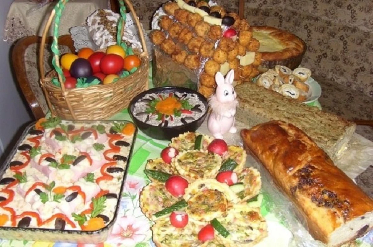 Pericolul ascuns în masa de Paște: 83 de substanțe chimice în cozonaci, drob și vopseaua de ouă