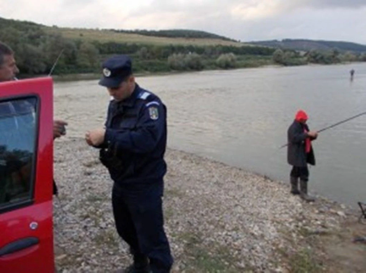 PESCARI AMENDATI DE JANDARMII ARADENI PENTRU LIPSA PERMISELOR