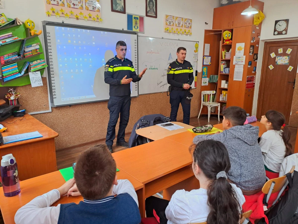 Peste 1.000 de copii, din tot județul, s-au întâlnit cu polițiștii arădeni, la Școala Altfel