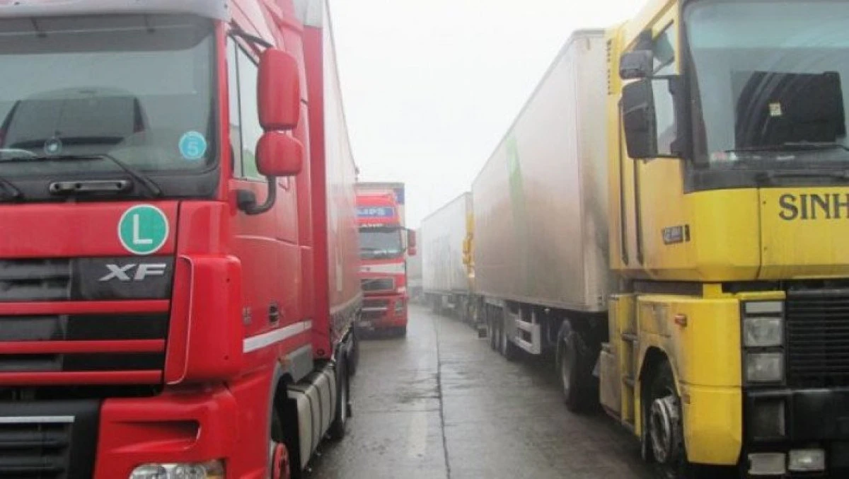Peste 12 tone de deșeuri îmbrăcăminte și 150 de cauciucuri uzate, oprite la vamă