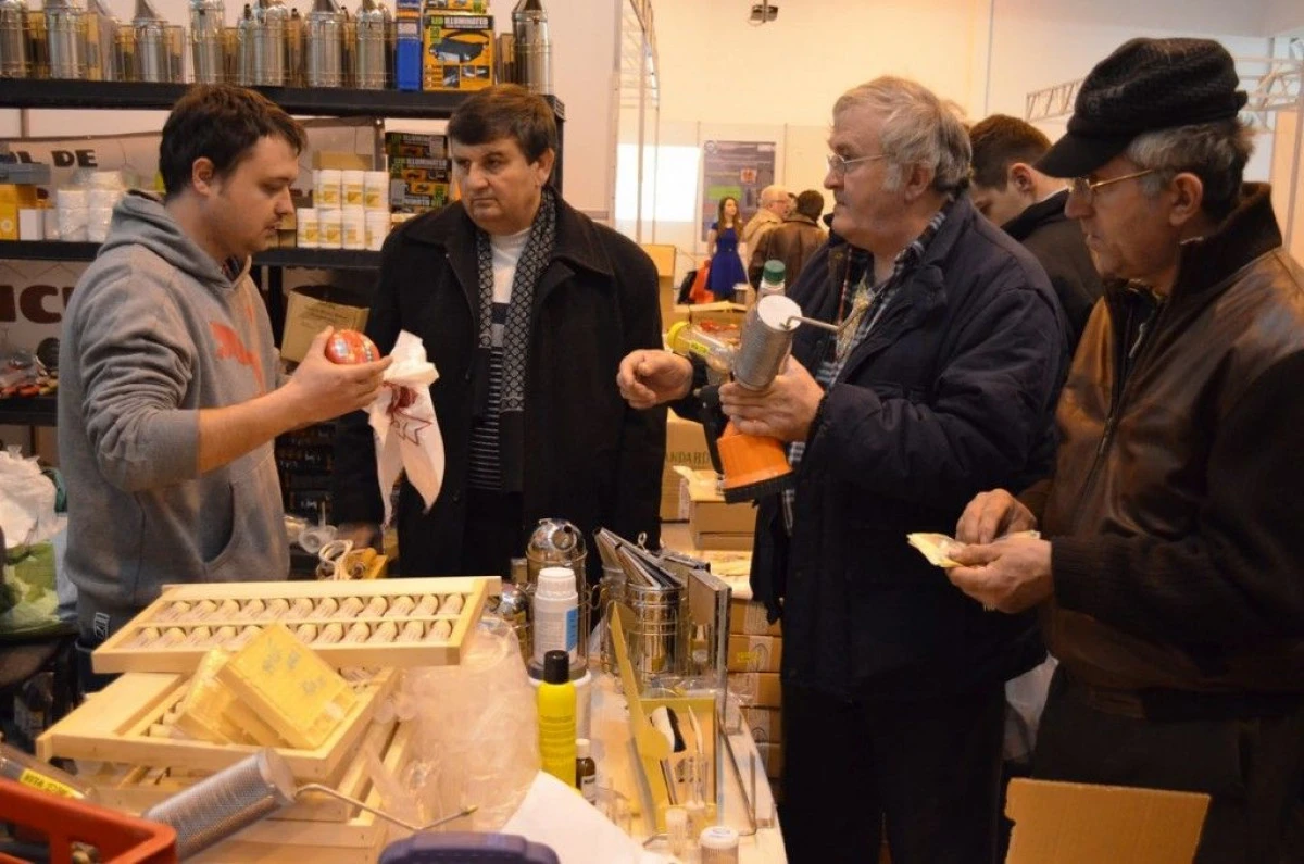 PESTE 2.000 DE PERSOANE DIN SAPTE JUDETE AU VIZITAT A(R)PICULTURA