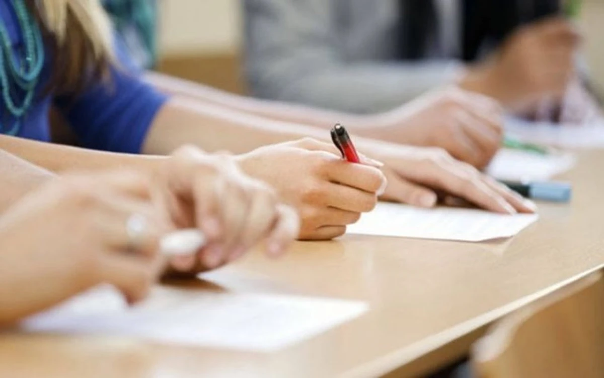Peste 200 de elevi romi din județul Arad, sprijiniți printr-un program european de integrare educațională și socială