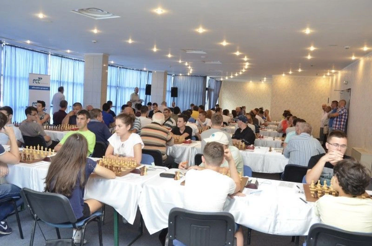 PESTE 200 DE PARTICIPANŢI LA FESTIVALUL DE ŞAH AL ARADULUI