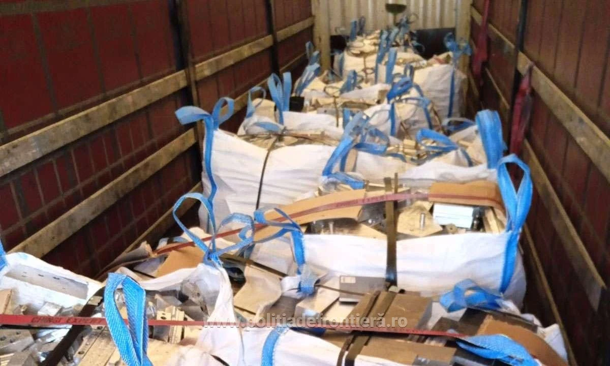 Peste 23 de tone de deșeuri, oprite la intrarea în țară, la Nădlac