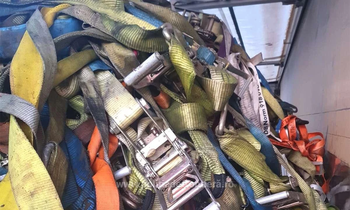 Peste 23 de tone de deşeuri, oprite la Nădlac II, de polițiștii de frontieră și comisarii Gărzii de Mediu