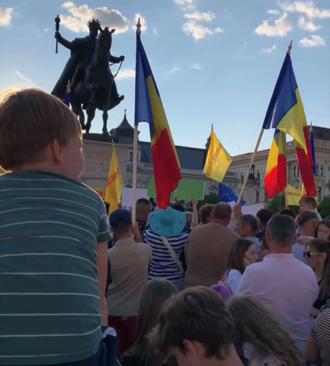 Peste 3.000 de oameni au protestat la Oradea în sprijinul lui Viorel Pașca, cercetat în dosarul azilelor din Bihor