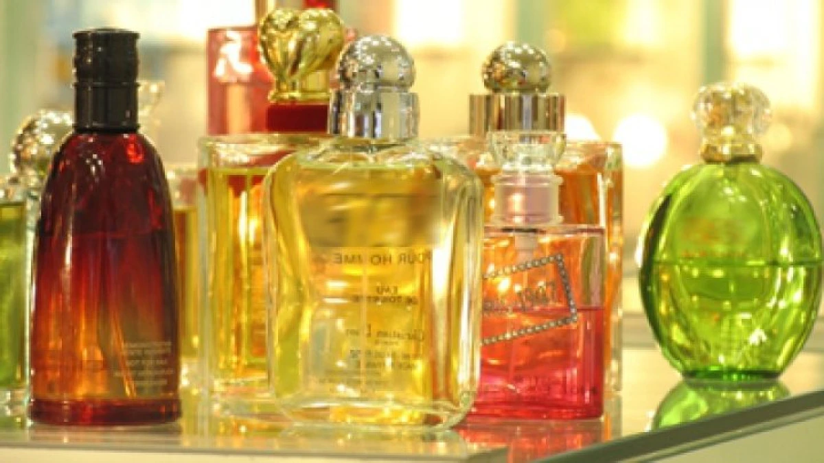 Peste 3.400 de flacoane cu parfum, susceptibile a fi contrafăcute, descoperite într-un automarfar la P.T.F. Vărşand