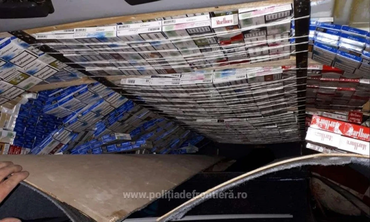 Peste 3.700 de pachete cu ţigări, ascunse  în plafonul unei autoutilitare, descoperite în vama Nădlac 