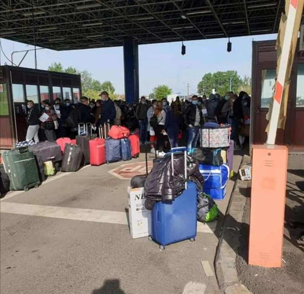Peste 30.000 de oameni au trecut vama Nădlac fără control epidemiologic