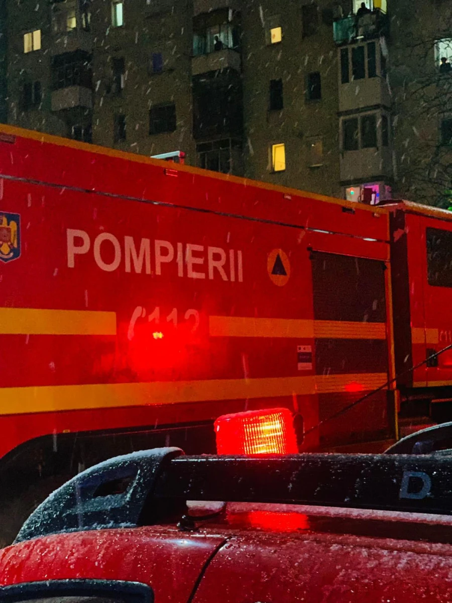 Peste 30 de oameni evacuați și un rănit în urma unui incendiu într-un bloc turn din Arad