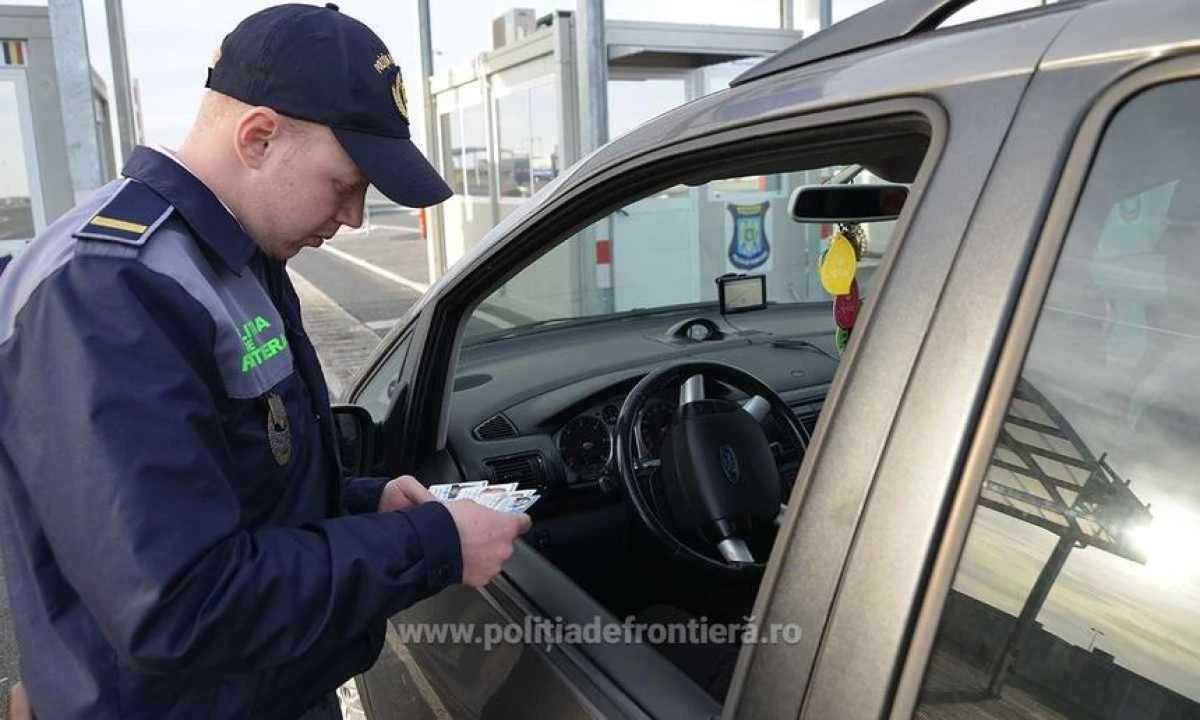 Peste 300 de documente false sau falsificate, identificate de poliţiştii de frontieră în acest an